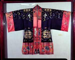 Túnica Taoísta com o Símbolo do Tai Chi Yin e Yang e os Oito Trigams (Pa Kua), Chinês, Dinastia Ch&39;ing, século XVIII (cetim)